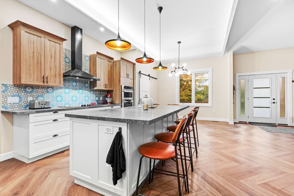 West Grey House | Markdale Farmhouse Retreat Upper Unit