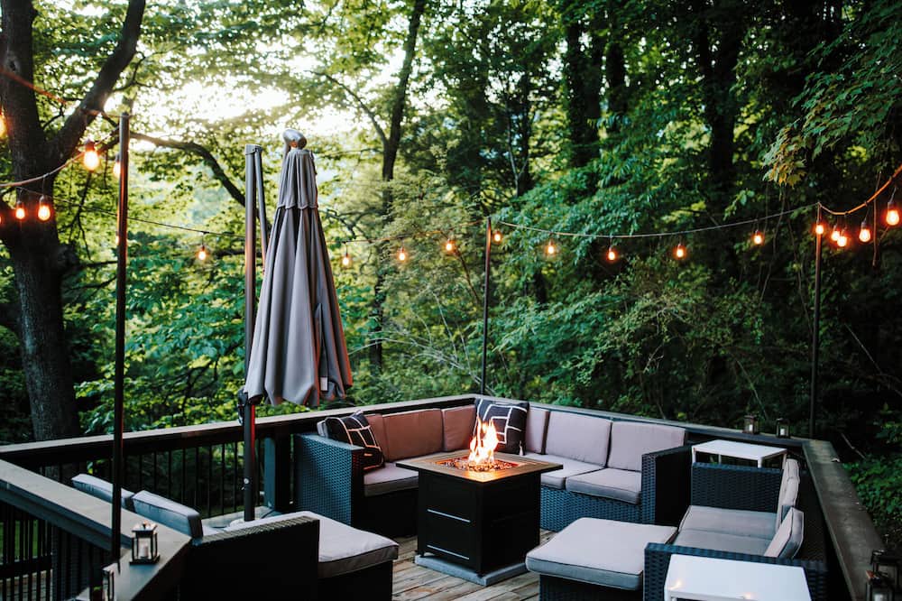 Clayton House | One of a Kind Stunning Lodge for 10 -Walk downtown+pool+hot tub+fire place