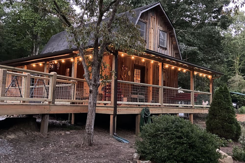 Tallassee Cabin | Becky’s hideaway nestled next to the great smoky mountains national park.