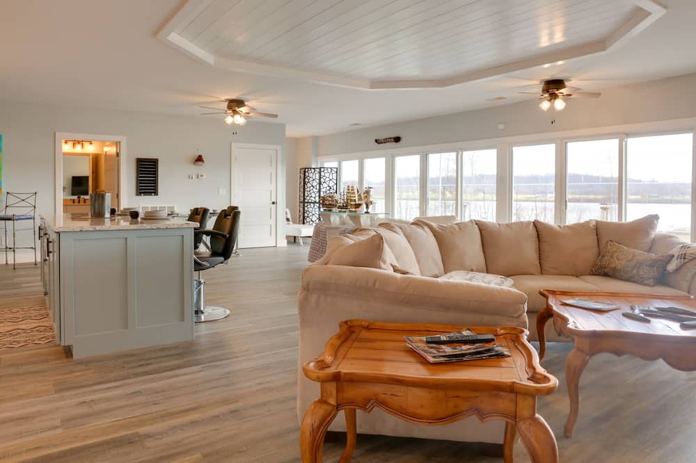 Florence House | Waterfront Retreat w/ Dock on Turtle Creek Bay!