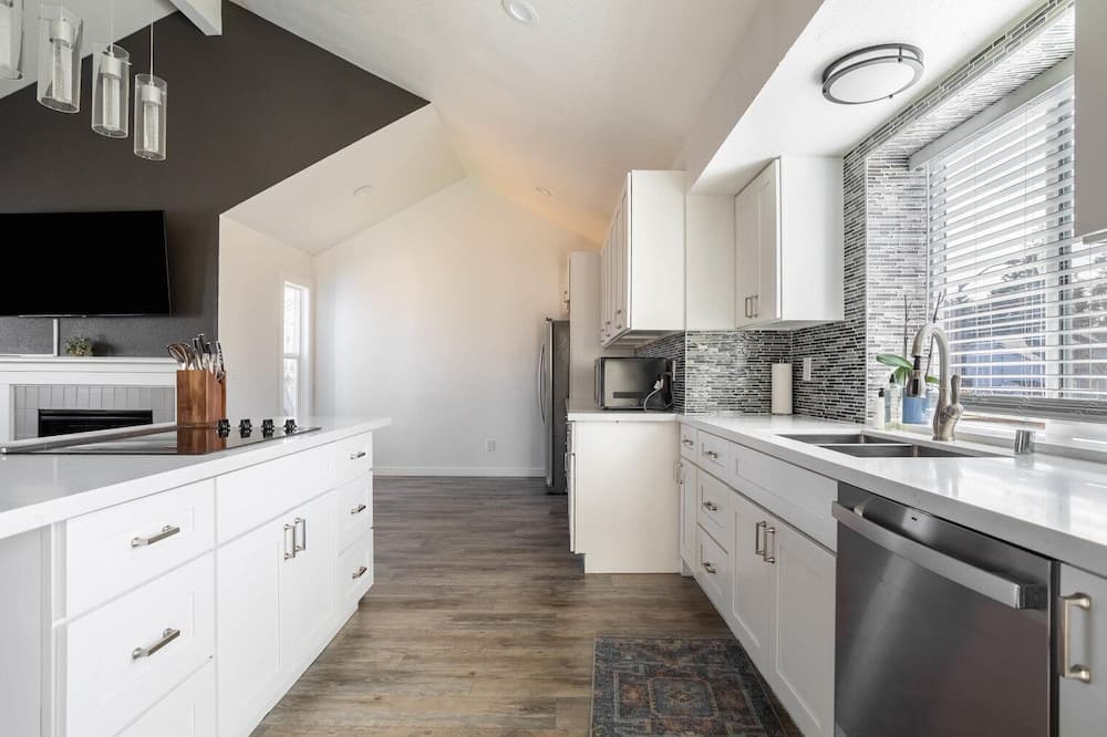 Kent House | Upscale Kent 1BR, close to Groceries, Shopping & Movies, by Blueground