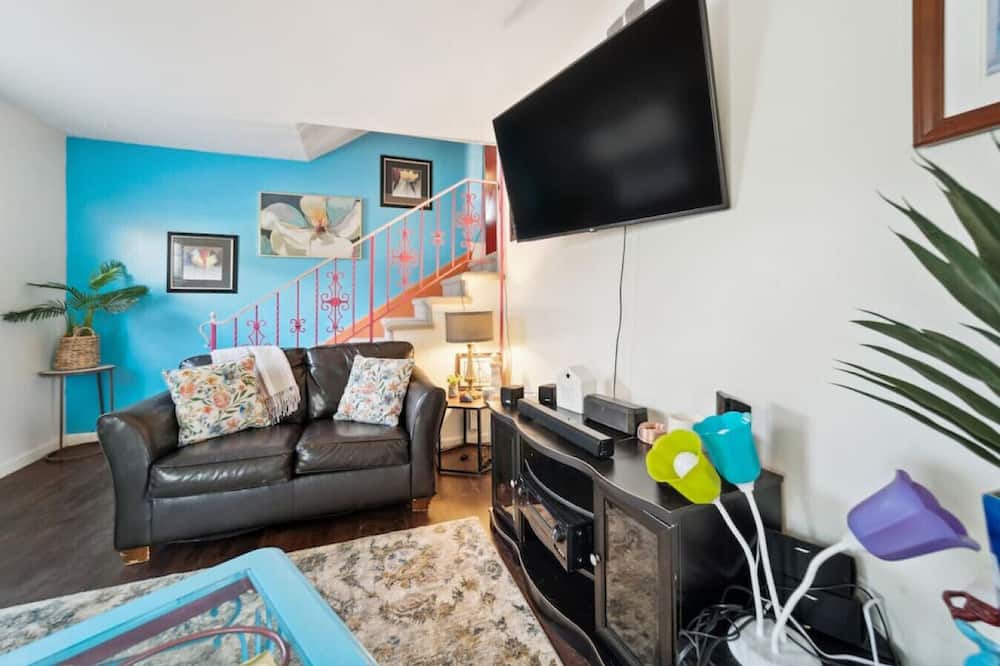 Mayfield Heights House | Colorful and Charming 3b 1b