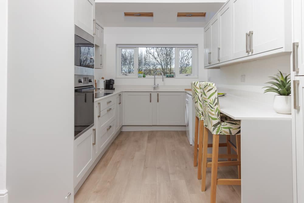 Caerphilly House | 82 Van Road, Caerphilly 3 Bed