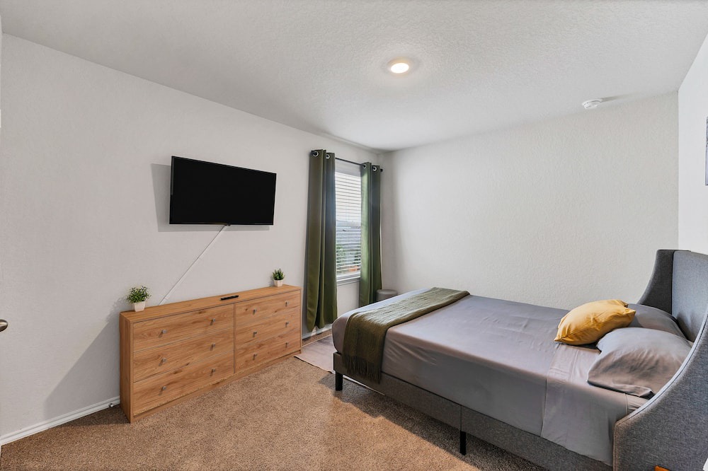 San Antonio House | NEW Private Queen BR w/ dedicated workstation