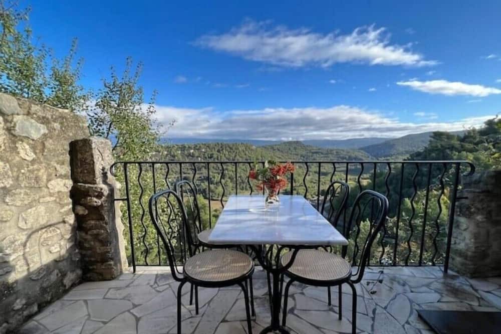Venasque House | Charmer in the heart of Venasque