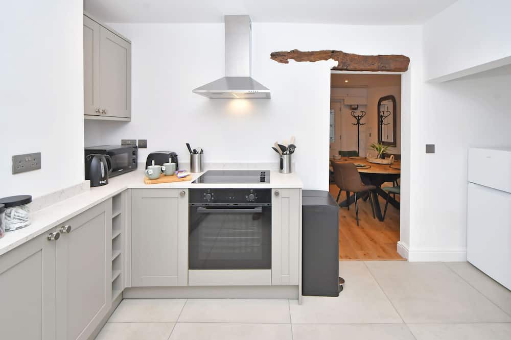 Sandbach House | Perfect Fusion of Comfort and Convenience at Chapel House. BOOK NOW!