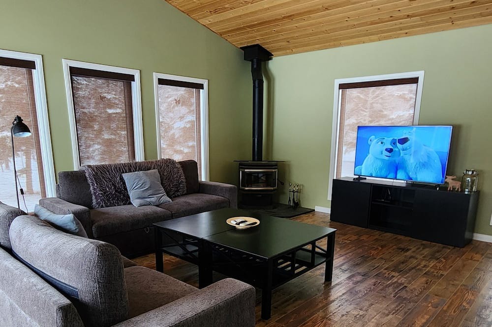 Lac du Bonnet Cabin | A golfers dream just a few yards from the 8th hole. Pet friendly !