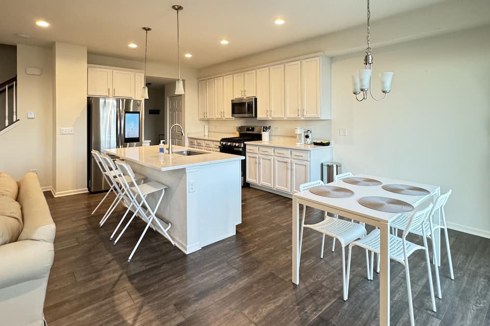 Fox Valley House | Sleek Townhome in Aurora w/ in-unit laundry - In between Aurora and Naperville