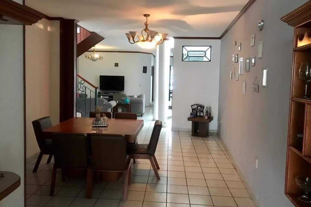 La Barca House | Hermosa Casa Para Hospedaje en el Centro de La Barca