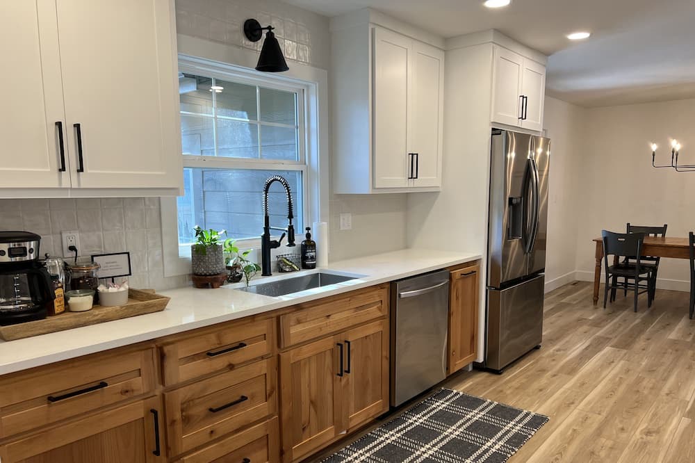 Pittsburg House | Freshly renovated modern 4 bd+3 ba home just 2 miles from hospital and college!