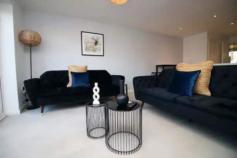 Magor House | Seymour Way (Stunning 4 bed with FREE parking)