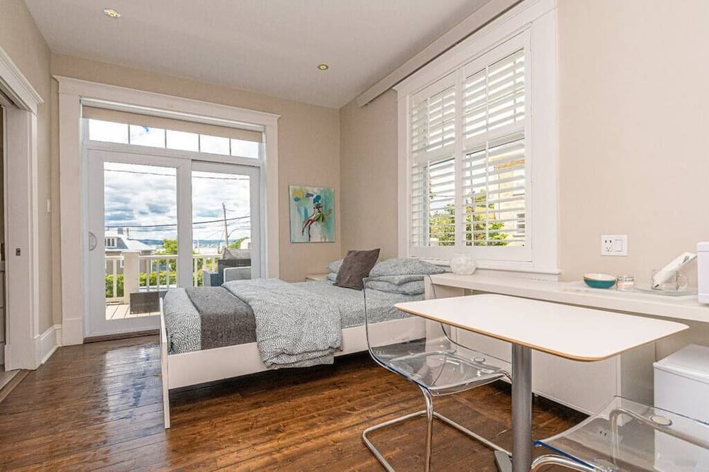 Desjardins Apartment | La Petite Vue - Private Bathroom and Terrace