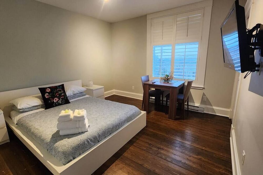 Desjardins Apartment | La Juliette - Private Bathroom and Balcony