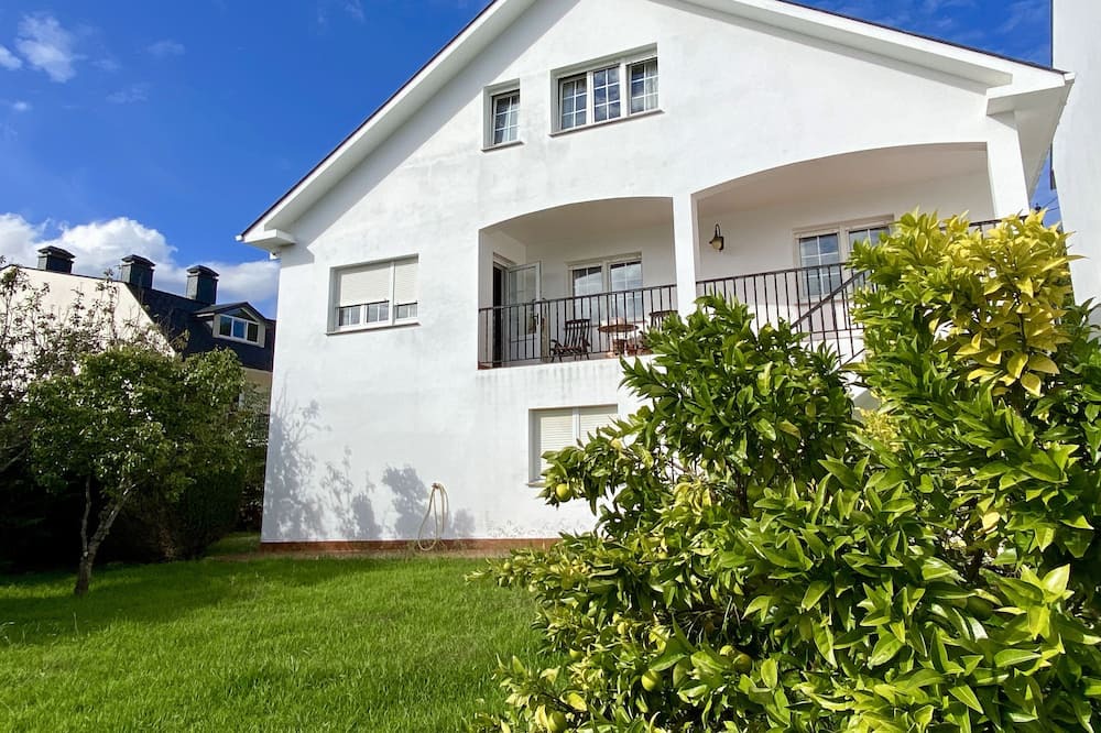 Ortigueira Villa | Lovely, spacious, sunny Villa with private fenced-off garden near beaches!