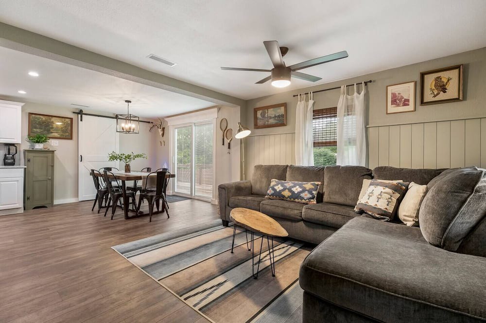 Rogers House | Cozy house near Beaver Lake & Hobbs State Park