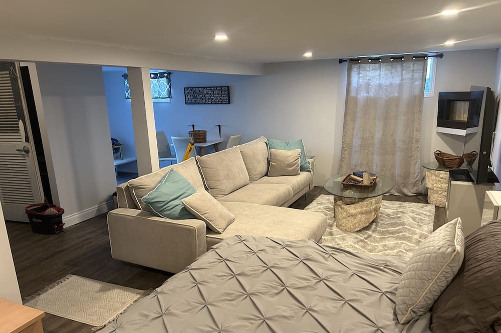 Hamilton Cottage | Rest an Relax in Dundas Cottage
