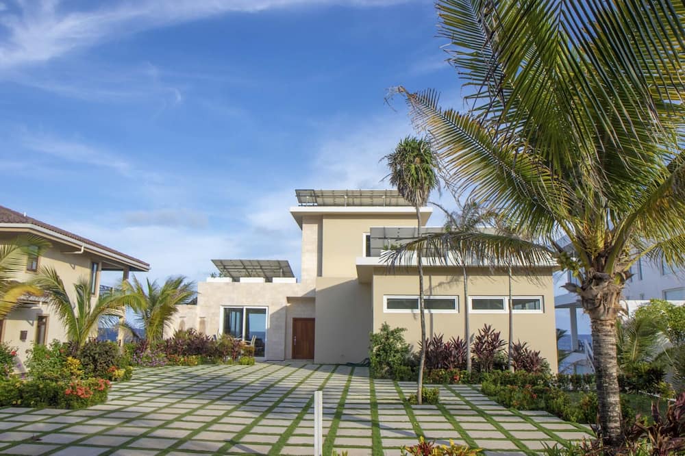 Bouvet Island House | Stunning Oceanfront 5 Bed House w/ Infinity Pool