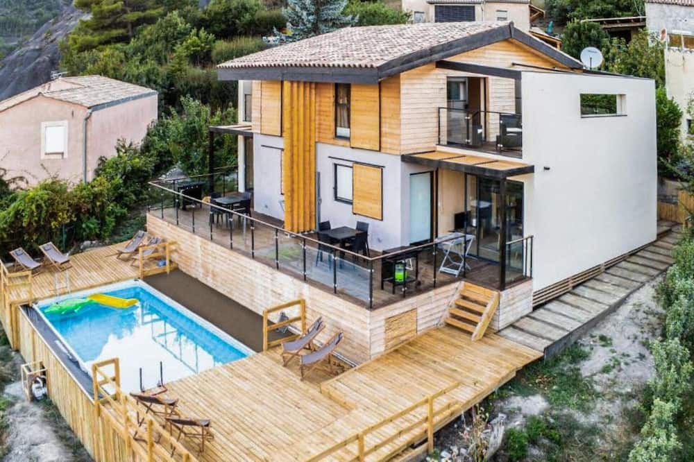 Marcoux House | This beautiful and modern vacation home welcomes you with a breathtaking mountain view.