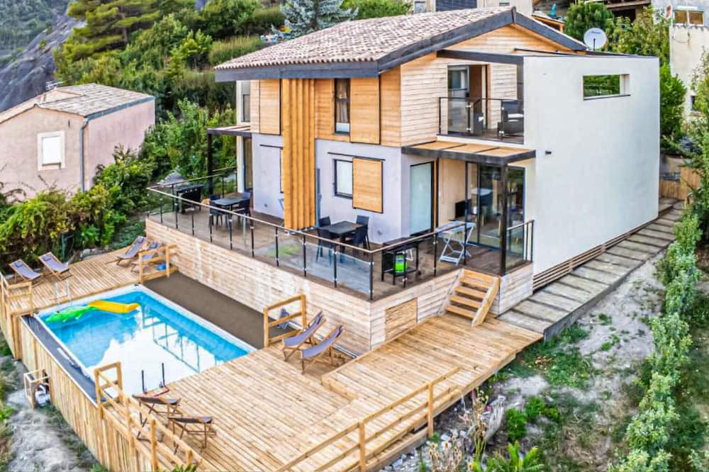 Marcoux Apartment | This beautiful and modern vacation home welcomes you with a breathtaking mountain view.