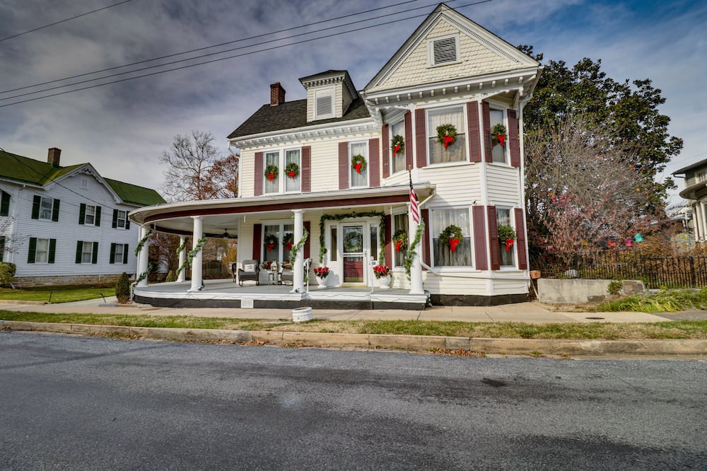 Edinburg House | Historic Downtown Edinburg Home Near Stoney Creek!