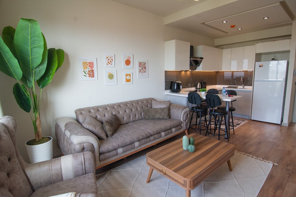 Beylikduzu Apartment | Modern Istanbul Retreat: Elegant 1+1 Apt