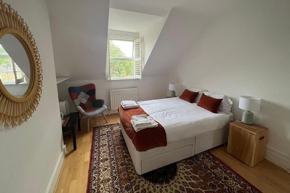Thurlow Park House | The Sunflower Room in Grand Tulse Hill Villa
