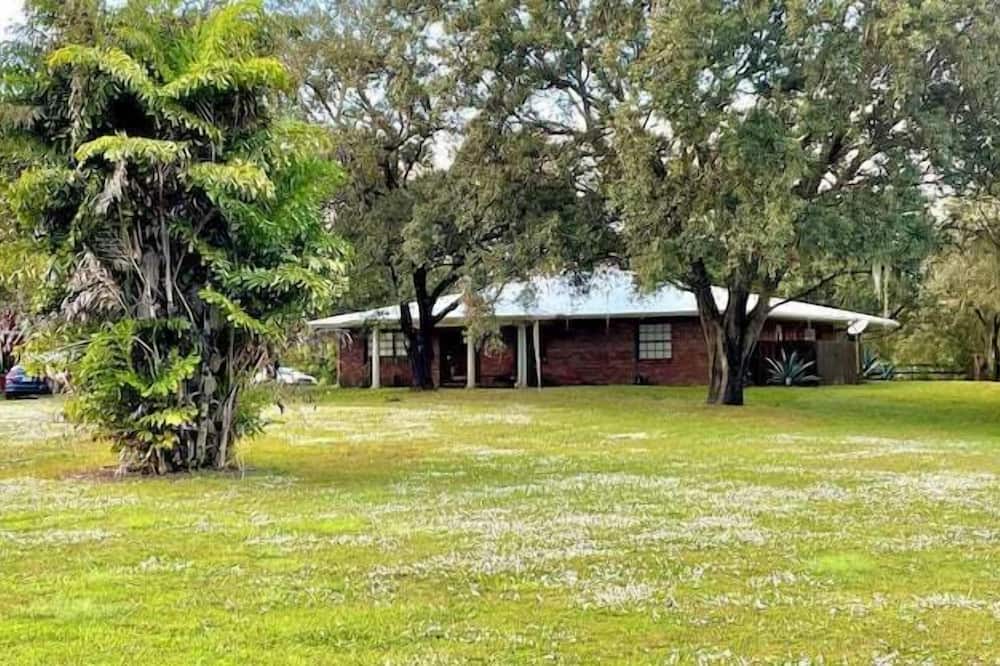 Palm City Apartment | 3 Bedroom 793773 by Houzlet