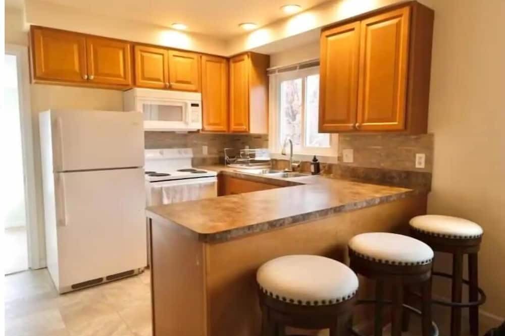 Ansonia House | Spacious 3-Bed with Parking. Family Friendly. King Bed