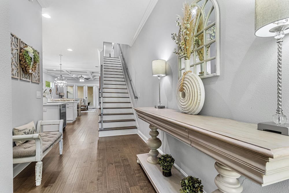 SoHo House | Luxury Living ~ 5 bedroom SoHo Hyde Park Near Bayshore Blvd, Berns, & Epicurian