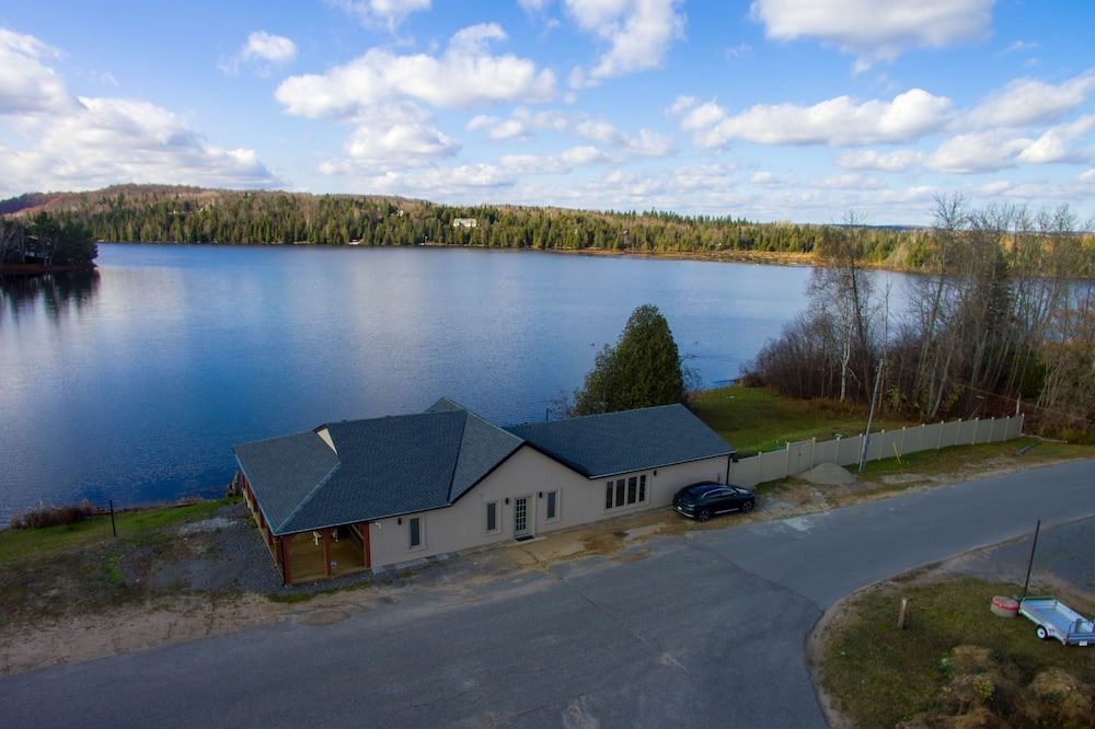 Faraday Cottage | Bright and Beautiful Brand New Cozy Waterfront Cottage