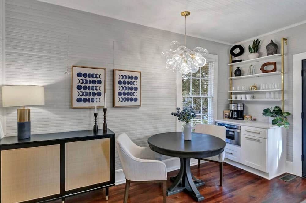 Earlewood House | The Wren | 1BR 2BA Guesthouse