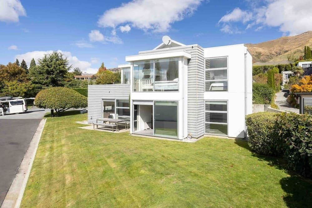 Wanaka House | Famous TREE in lake is 100m walk, huge house only a 15 min lake walk to town