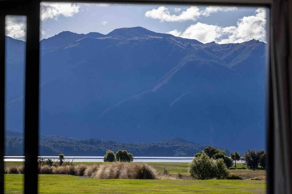 Te Anau Apartment | Gorgeous mountain and lake views and a great base to visit Milford Sound
