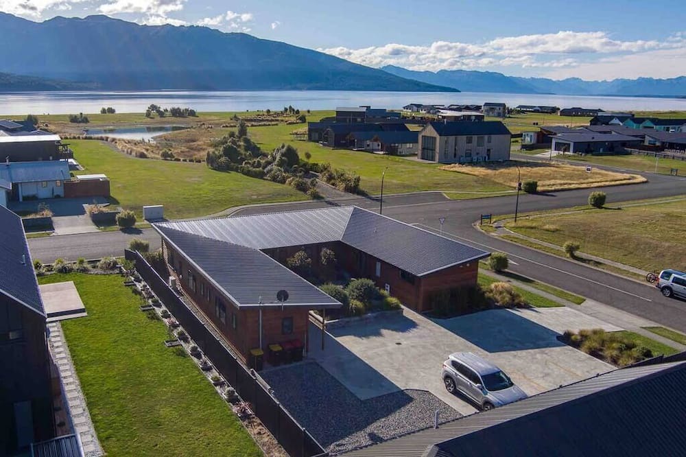 Te Anau Apartment | Stunning Te Anau lake and mountain views and the gateway to Milford Sound