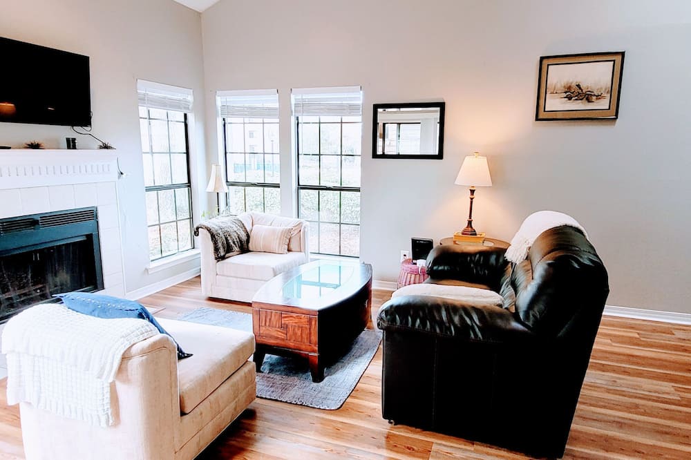 Daphne House | Remodeled Daphne townhome, close to I-10!