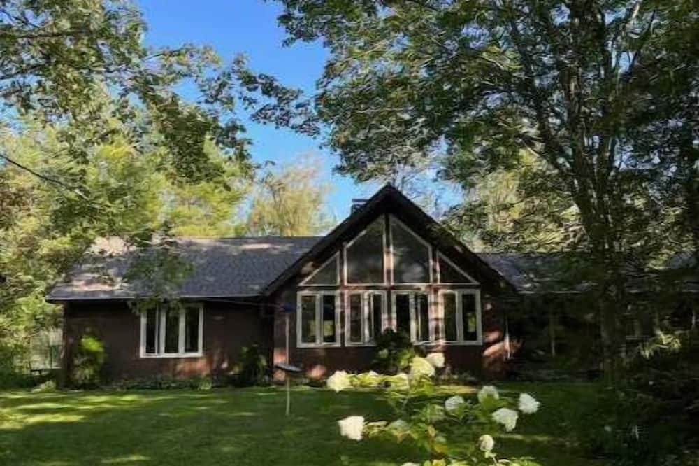 Goshen House | Sun-Soaked Chalet Near Lake and Ski Mountain