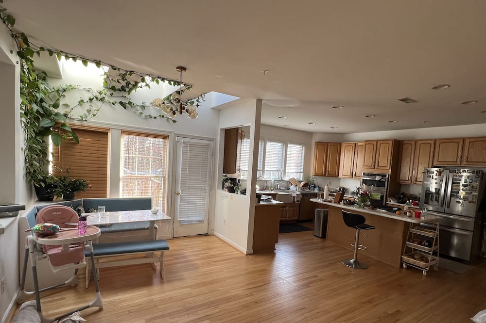Seabrook House | Upscale Single Family House 7 miles outside of DC.