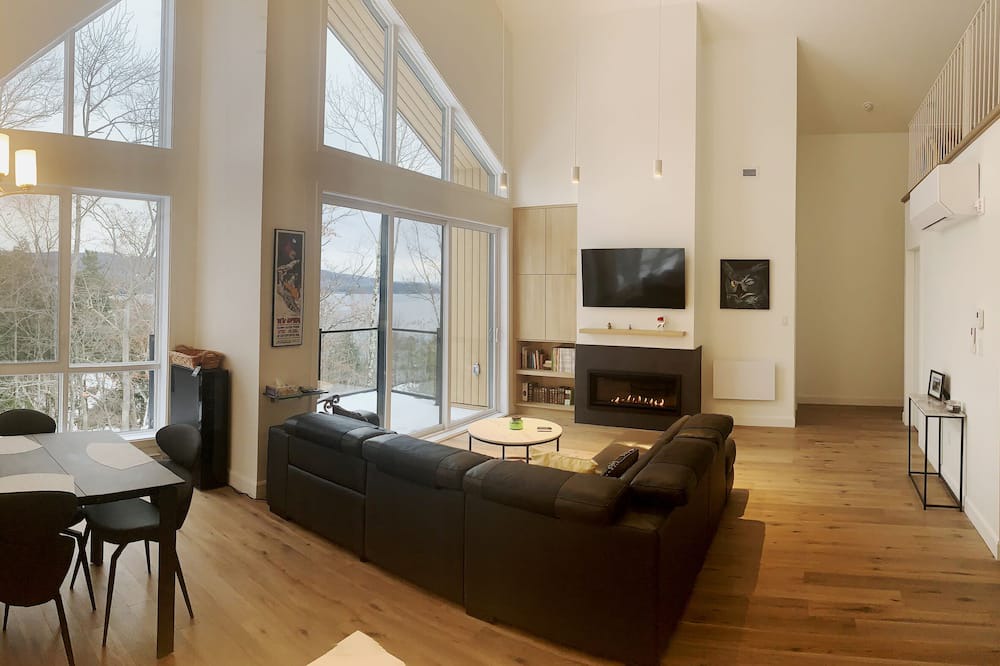 Owl's Head Ski Resort Condo | Ski-In/Ski-Out. Owl's Head New Penthouse - View on Mountain & Lake