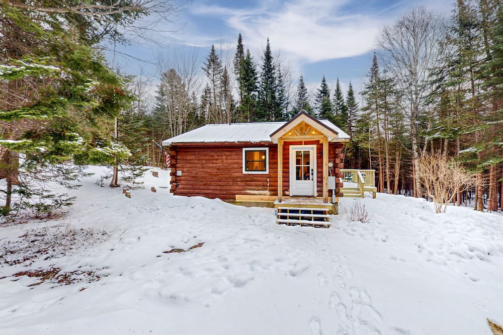 Rangeley Cabin | Dog-friendly cabin near Rangeley Lake with kayak, firepit & new furnishings