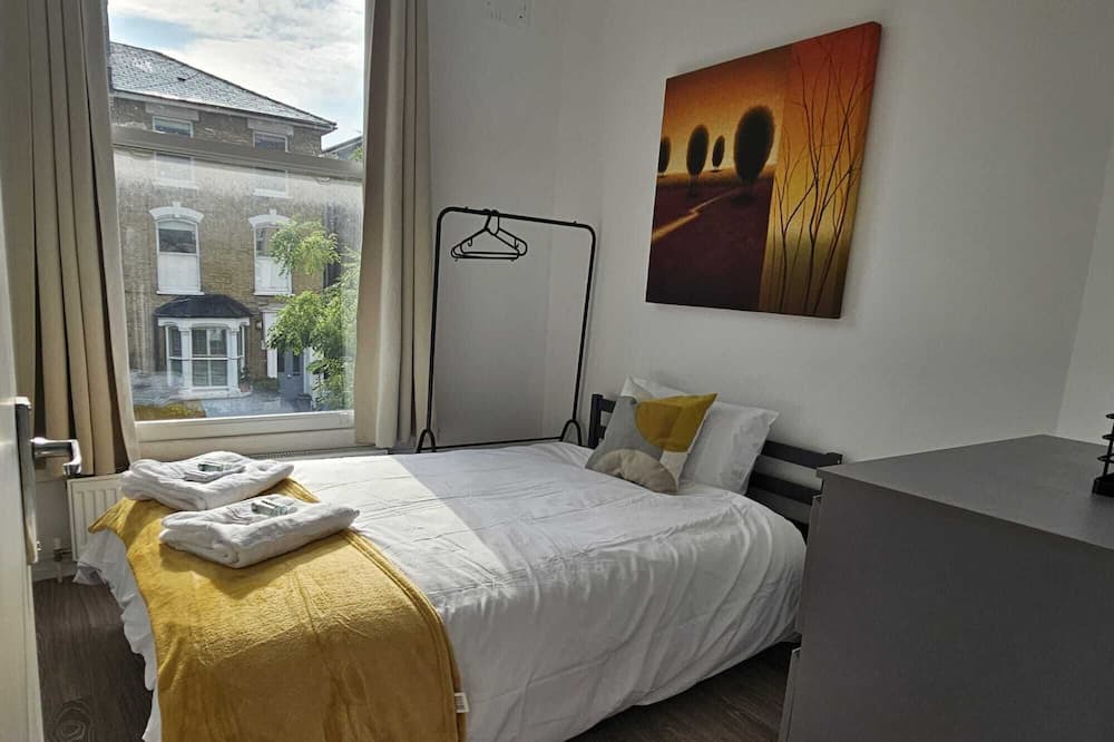 Woodberry Down Apartment | Newly Renovated Finsbury 3-Bedroom Apartment (1st floor)