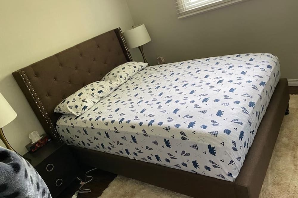London House | Room in London, ON