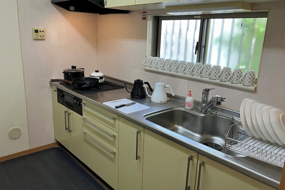 Narashino House | Near Tokyo DiesneyLand, Beach and Makuhari. Big House 4 BedRooms for 18 Guests