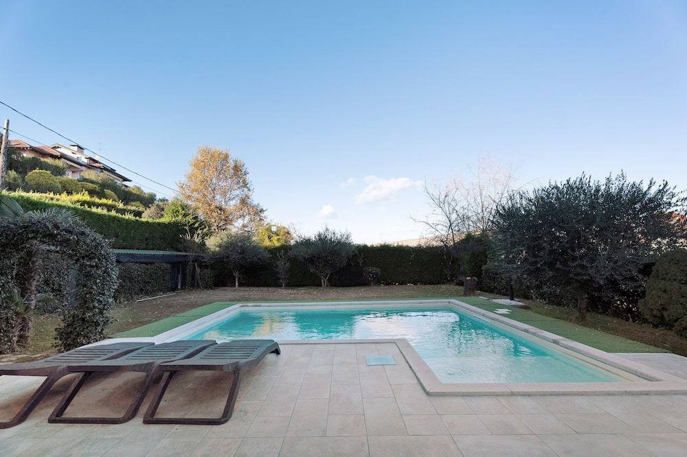 Dormelletto House | Holiday Home 'Margot Ca Bianca Dormelletto' with Shared Pool and Wi-Fi