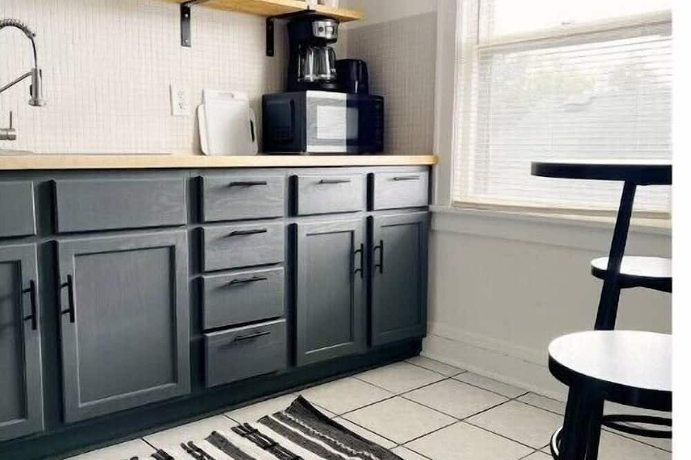 Victory Apartment | Calm Relaxed Renovated 2bd Apt in Convenient Location. Monthly Stays.