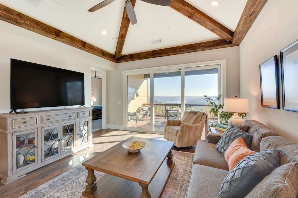 Toccoa Condo | Stunning Toccoa Retreat w/ Private Deck & Mtn View