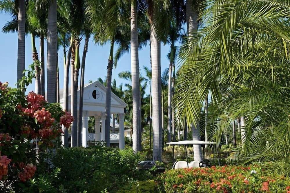 Montego Bay Resort | Luxury Retreat w/ Free WiFi, On Site Restaurant, Pool Access & Cocktail Lounge
