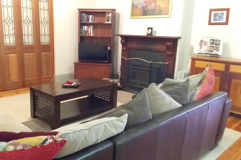 Waikerie Apartment | 2 Bedroom Apartment Town Centre. Older style cottage with 2 separate apartments