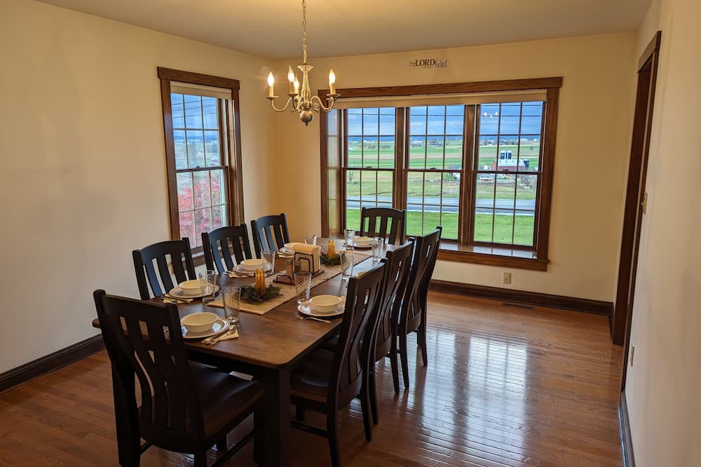 Ronks House | Large 5 BR home, Views of Amish farmland and Strasburg Railroad