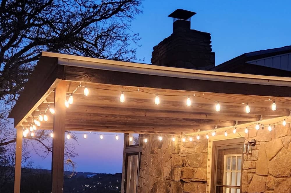 Burnet Cottage | Hilltop Haven: 5 mins to Spider Mountain or Reveille Ranch biking