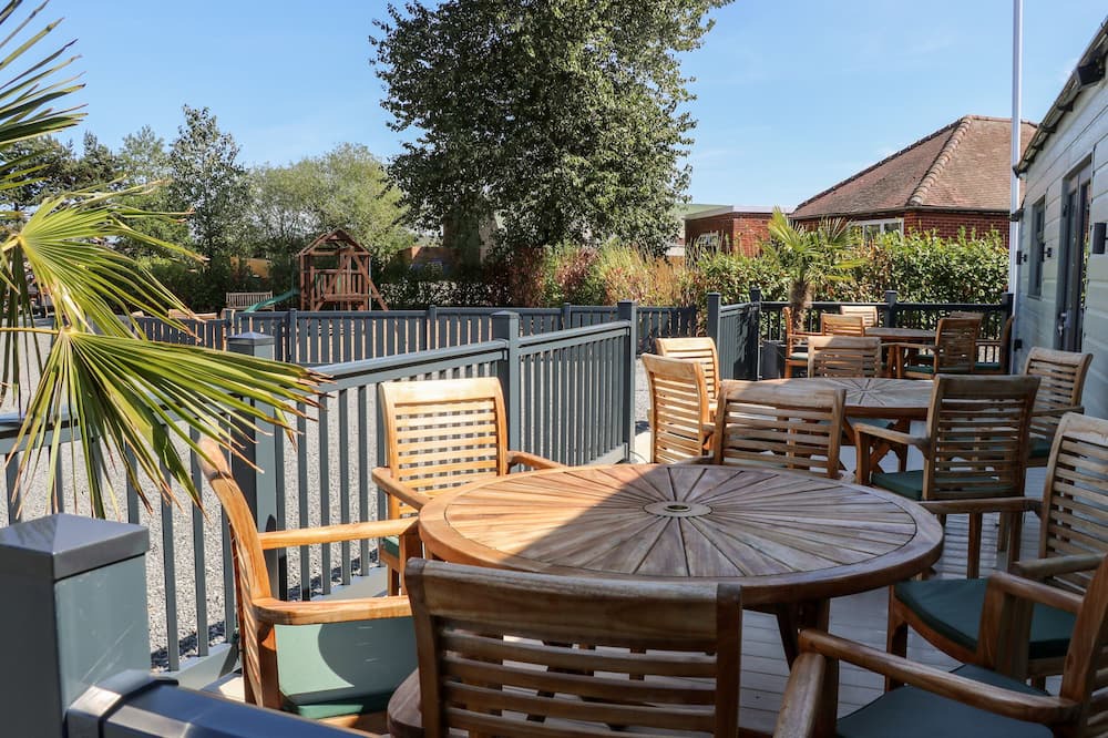 West Heslerton Cottage | TORTWORTH LODGE, pet friendly, with hot tub in Sherburn